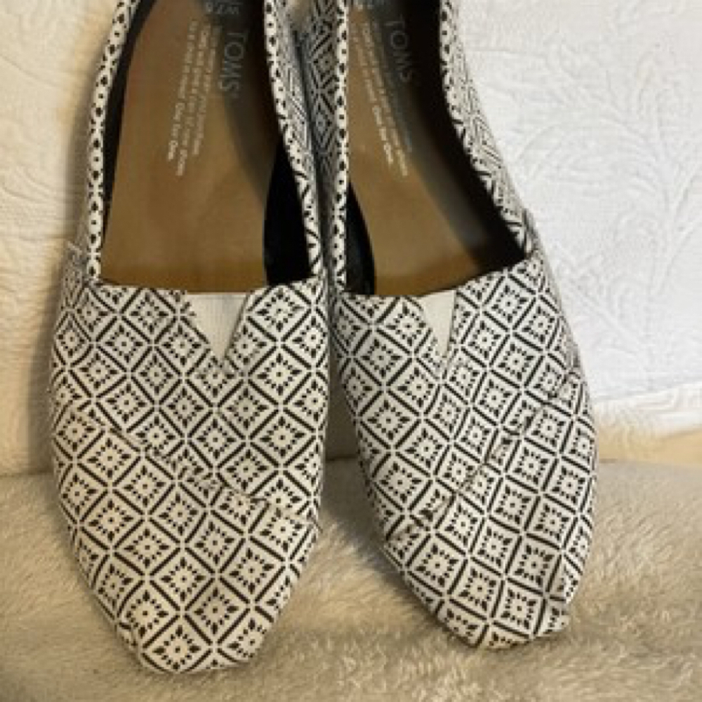 TOMS 7.5/38 Women’s Black/White Diamond Pattern Flats Preown Great Condition